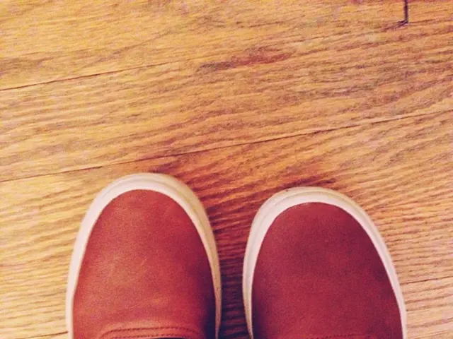 Sneaker enthusiasts, be quick to secure the Stone Island x New Balance 574 'Ghost' collaboration,...