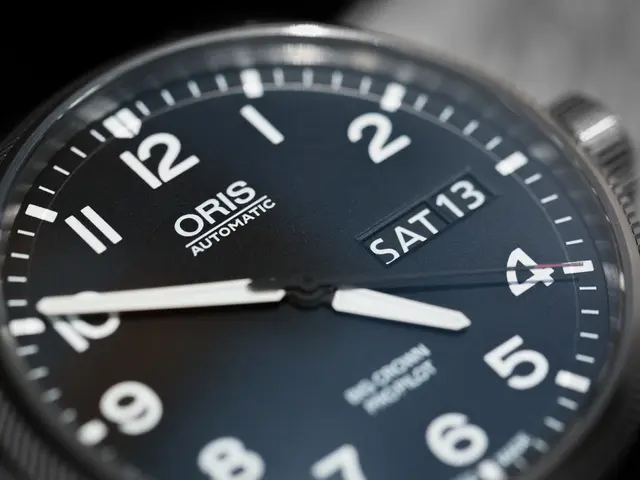In the picture I can see dial gauge of a wrist watch.